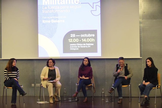 La ministra de Derechos Sociales en funciones y secretaria general de Podemos, Ione Belarra (c) asiste al encuentro militante de Podemos, en el Centro Cívico de Delicias de Zaragoza.