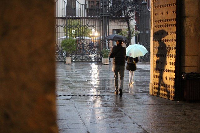 Lluvia a las puertas del Rectorado en la Fábrica de Tabacos, en la calle San Fernando, en Sevilla.