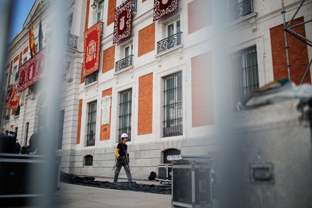 Un obrero camina frente a la Real Casa de Correos durante los preparativos del acto para la jura de la Constitución de la Princesa Leonor, en la Puerta del Sol, a 30 de octubre de 2023, en Madrid (España). 