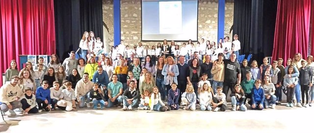 Participantes en la clausura del Encuentro Provincial de Consejos Locales de Infancia y Adolescencia en Canena.