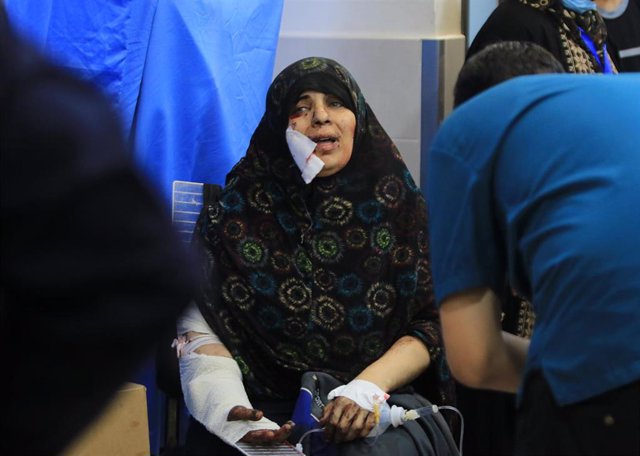 Una mujer es atendida en un hospital de Gaza 