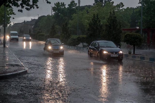 El Consorcio de Bomberos de Huelva interviene esta madrugada en la evacuación de varias personas por las fuertes lluvias.