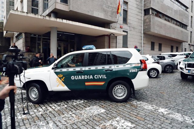 Un vehículo de la Guardia Civil traslada al presunto asesino de Elisa Abruñedo para pasar a disposición judicial en Ferrol, a 19 de octubre de 2023, en Ferrol, A Coruña, Galicia (España). 