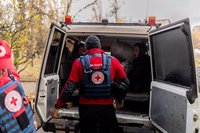 Un grupo de voluntarios de la Cruz Roja atienden a un grupo de personas afectadas por los ataques rusos (archivo).