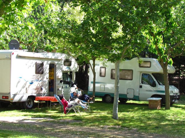Archivo - Imagen de archivo de caravanas en un camping.