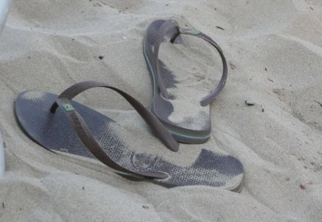 Chanclas modernas en una playa
