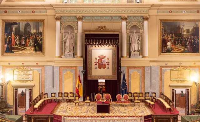 Vista del estado preparado en el hemiciclo para la jura de la Constitución la Princesa de Asturias, en el Congreso de los Diputados, a 27 de octubre de 2023, en Madrid (España). El Congreso ha montado el estrado del hemiciclo en el que la Princesa de Astu