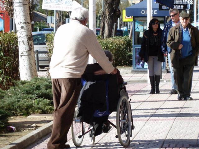 Archivo - Dependencia, silla de ruedas, ancianos, vejez