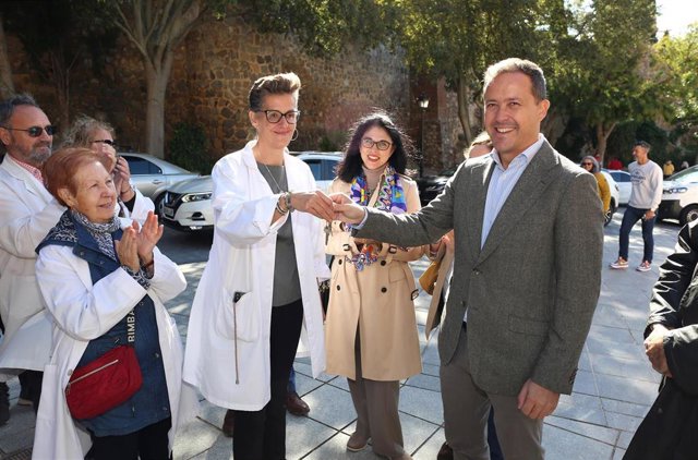 El alcalde de Toledo, Carlos Velázquez, entregando a la ONG Socorro de los Pobres las llaves de su nuevo almacén