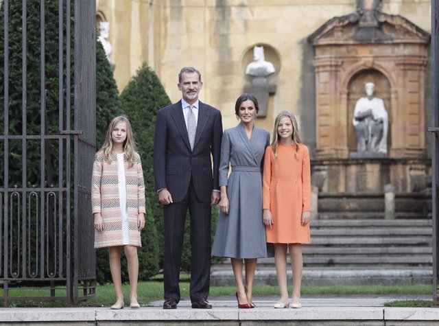 Archivo - (I-D) La princesa Leonor, el Rey Felipe VI, la Reina Letizia y la infanta Sofía, en una visita a la Catedral de Oviedo en 2019.