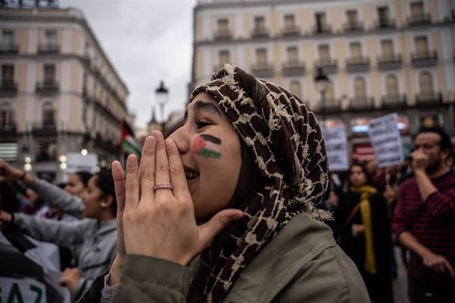 Una mujer grita durante una manifestación en apoyo a Palestina, en la Puerta del Sol 