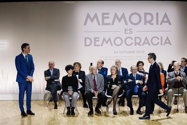 El ministro de la Presidencia, Relaciones con las Cortes y Memoria Democrática en funciones, Félix Bolaños (1d), y el presidente del Gobierno en funciones, Pedro Sánchez (1i), durante el acto de homenaje a las víctimas del golpe la dictadura y la guerra