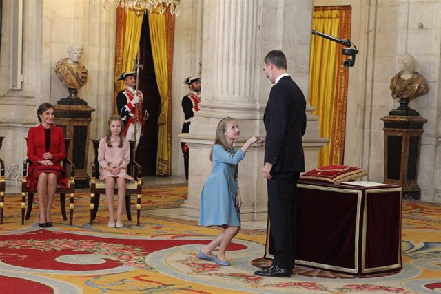 Archivo - La Princesa de Asturias se inclina ante el Rey Felipe VI durante la ceremonia de imposición del collar del Toisón de Oro el 30 de enero de 2018