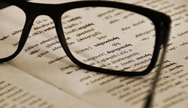 El uso de los demostrativos es común a todas las lenguas