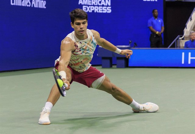 Archivo - El tenista español Carlos Alcaraz trata de devolver una pelota durante el US Open 2023