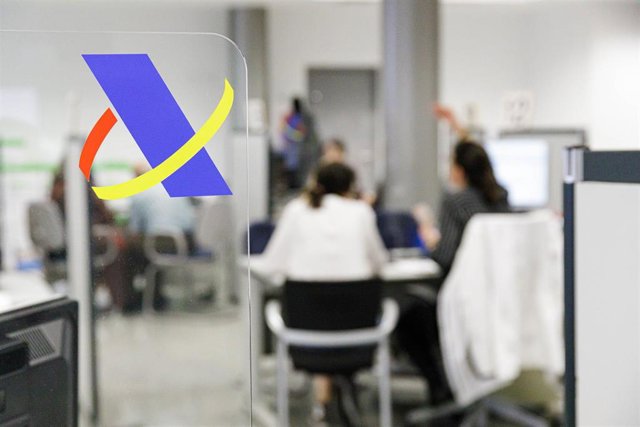 Archivo - Varias personas son atendidas en la Agencia Tributaria para presentar la declaración de la renta 