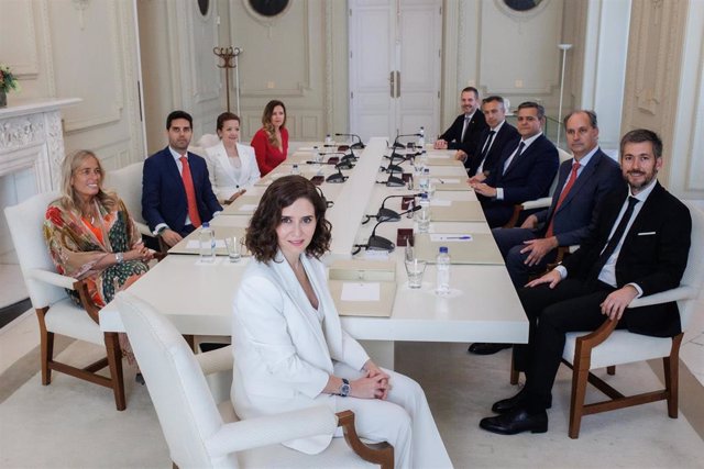 Archivo - (I-D) La presidenta de la Comunidad de Madrid, Isabel Díaz Ayuso, preside el Consejo de Gobierno de la Comunidad de Madrid en la XIII legislatura tras la toma de posesión de los consejeros, en la Real Casa de Correos, a 26 de junio de 2023