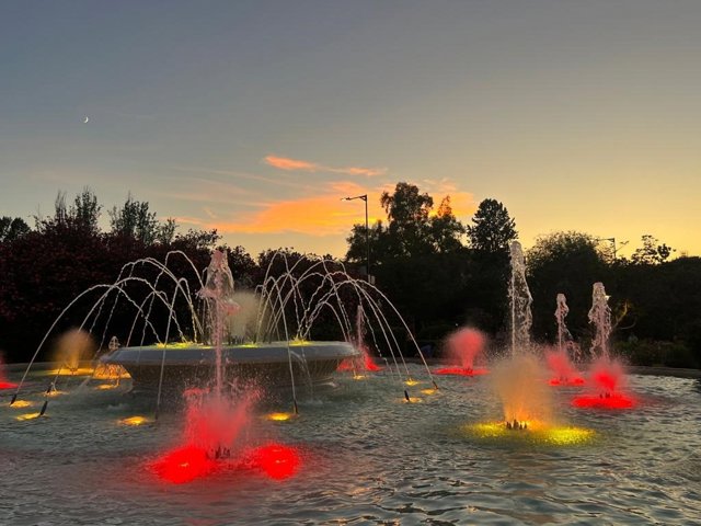Archivo - Las fuentes del Parque Grande iluminadas con los colores de la bandera de España