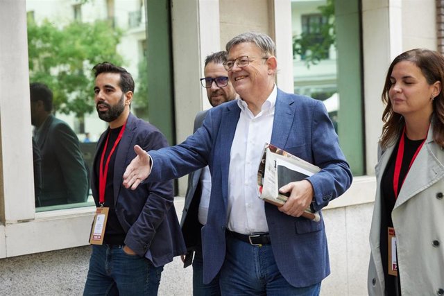 El secretario general del PSPV-PSOE, Ximo Puig, a su llegada a la reunión del Comité Federal, en la sede del PSOE, a 28 de octubre de 2023, en Madrid (España). El PSOE ha convocado hoy una reunión extraordinaria del Comité Federal para consultar con la mi