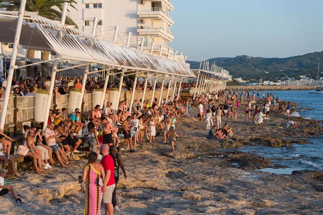 Archivo - Turistas en Ibiza