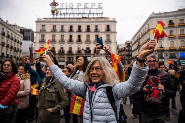 Varias personas con banderas de España durante el Juramento de la Constitución de la Princesa Leonor, en la Puerta del Sol, a 31 de octubre de 2023, en Madrid (España).
