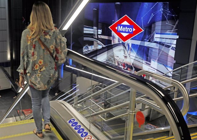 Archivo - Una mujer en la escalera mecánica de Metro