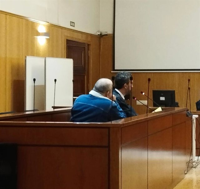 El hostelero, de espaldas, durante la vista en la que se ha reconocido autor de un delito de acoso sexual sobre la camarera de su bar.