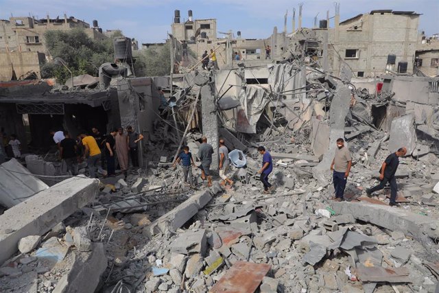 Edificios destruidos por los bombardeos de Israel contra El Nuseirat, en el centro de la Franja de Gaza