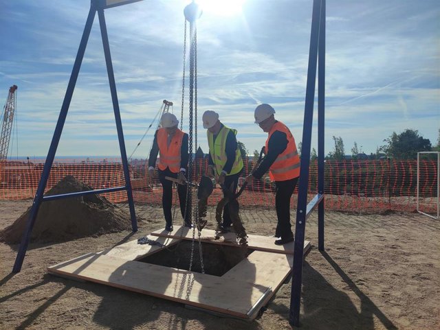 De izquierda a derecha, el presidente de la Fundación La Caixa, Isidre Fainé, el alcalde de Barcelona, Jaume Collboni, y el director del proyecto científico del CaixaResearch Institute, Josep Tabernero.