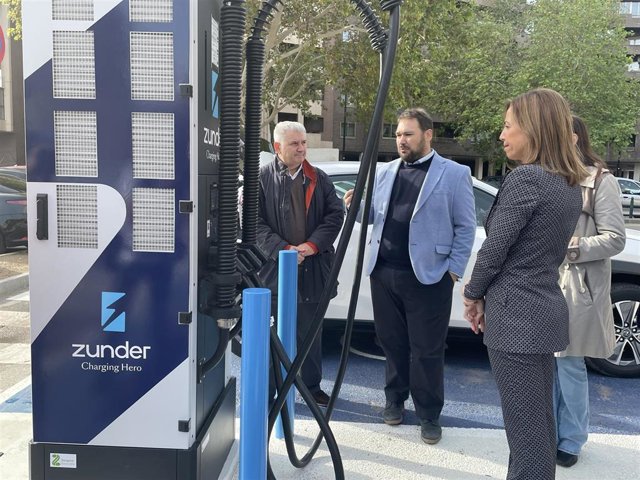 La alcaldesa de Zaragoza, Natalia Chueca, en el punto de recarga de vehículos eléctricos del Camino de las Torres.