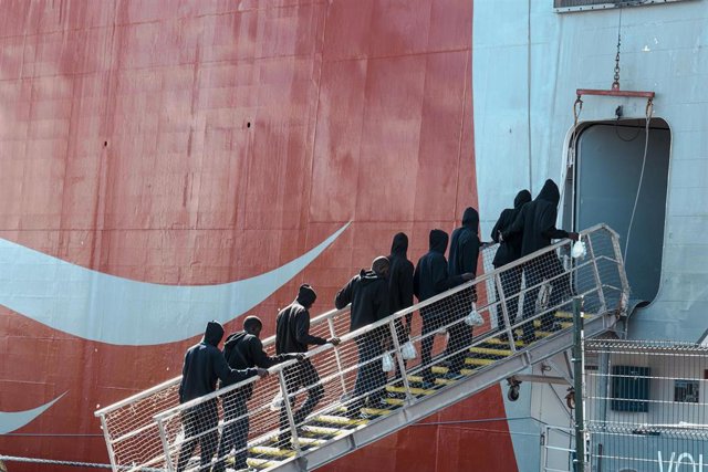 Decenas de inmigrantes cojen un ferri para ser reubicados en Canarias