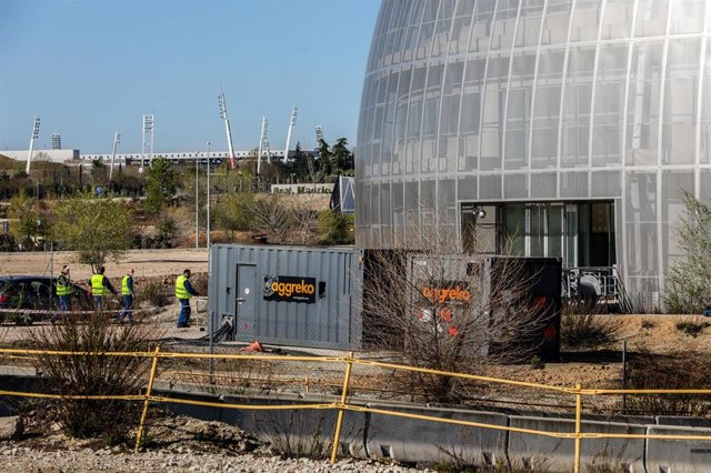 Archivo - Operarios junto al edificio de la Ciudad de la Justicia en Valdebebas, en Madrid (España) a 28 de marzo de 2020.