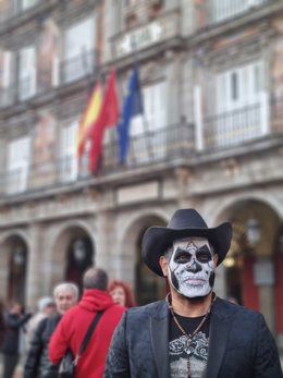 Hombre disfrazado de Catrina en Madrid