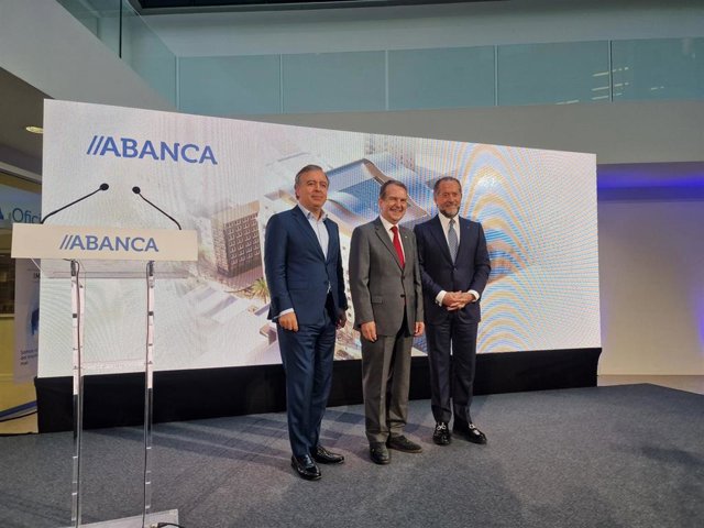 Botas, Caballero e Escotet no acto de presentación da renovación de Abanca.
