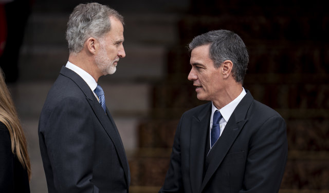 El Rey Felipe (i) y el presidente del Gobierno en funciones, Pedro Sánchez (d), en la tribuna del acto de jura de la Constitución ante las Cortes Generales, en el Congreso de los Diputados, a 31 de octubre de 2023, en Madrid (España).
