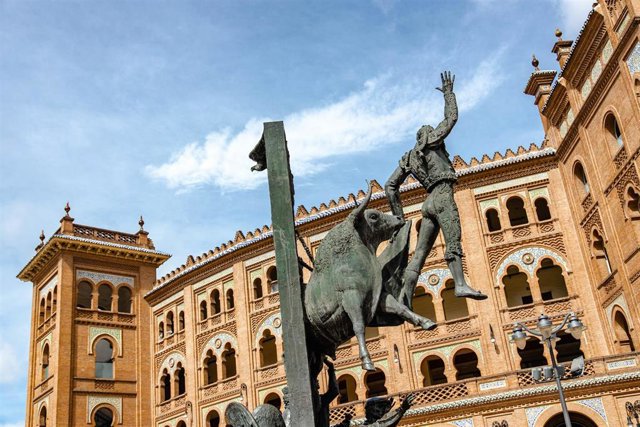 Archivo - Escultura del torero bordelés José Cubero "Yiyo" del escultor Luis Sanguino frente a la fachada de la plaza de toros de Las Ventas