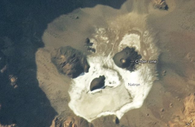 Las erupciones volcánicas pasadas y los depósitos de sal de las fuentes termales actuales dejaron esta “cara” distintiva en el norte de Chad.