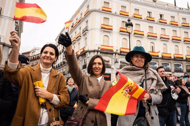 Varias personas con banderas de España durante el Juramento de la Constitución de la Princesa Leonor, en la Puerta del Sol, a 31 de octubre de 2023, en Madrid (España). 