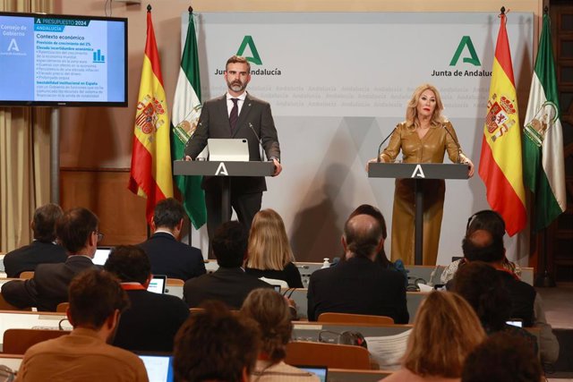 El consejero de Sostenibilidad, Medio Ambiente y Economía Azul, Ramón Fernández-Pacheco, y la consejera de Economía, Hacienda y Fondos Europeos, Carolina España, dan una rueda de prensa tras el Consejo de Gobierno de la Junta de Andalucía