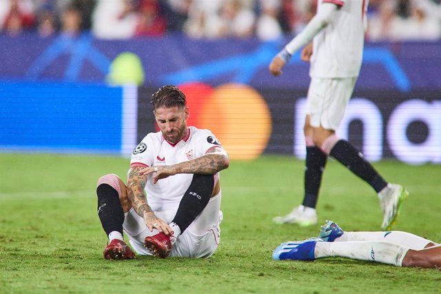 El central del Sevilla Sergio Ramos, durante un partido de Liga de Campeones 2023-2024.