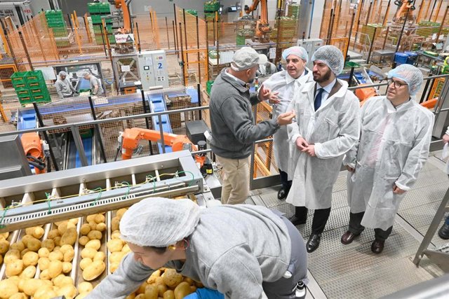 Juan García-Gallardo, durante su visita a la empresa Hijolusa.