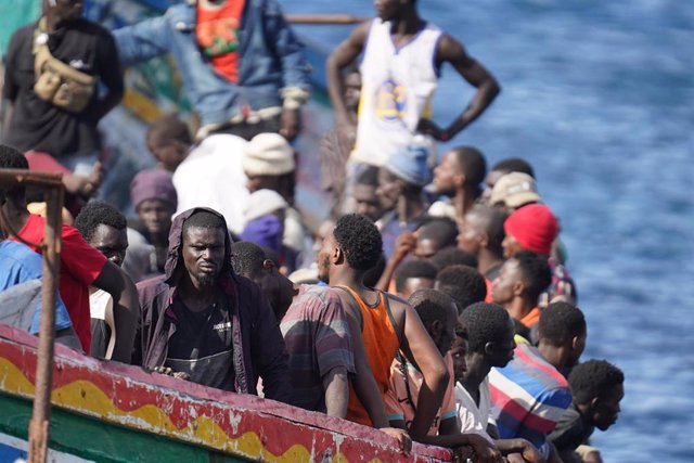 Un cayuco con migrantes llega al Puerto de la Restinga de la isla de El Hierro