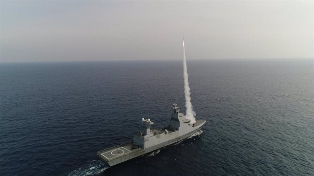Archivo - El barco Saar 6 'Magen' de la Armada de Israel lanzando un misil como parte de la expansión del sistema defensivo 'Cúpula de Hierro'
