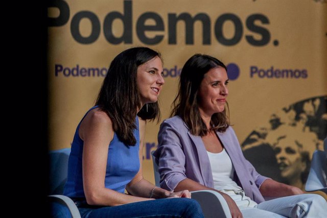Archivo - La secretaria general de Podemos Ione Belarra, y la ministra de Igualdad en funciones, Irene Montero, durante un acto de Podemos, en el Teatro Fernando de Rojas, CBA, a 16 de septiembre de 2023, en Madrid (España).