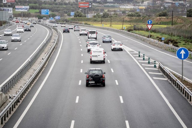 Archivo - Diversos cotxes circulen per una autovia