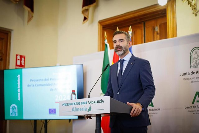El consejero de Sostenibilidad, Medio Ambiente y Economía Azul, Ramón Fernández-Pacheco, durante la presentación de los presupuestos de Andalucía para 2024, en la Delegación del Gobierno de la Junta en Almería.