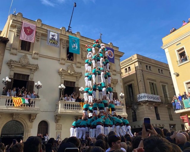 Els Castellers de Vilafranca carreguen el primer 9 de 9 amb folre
