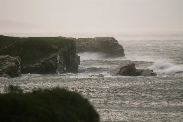 Oleaje durante la entrada de la borrasca Ciarán, a 1 de noviembre, en Rinlo, A Mariña, Lugo, Galicia (España). Galicia entra en el mes de noviembre de la mano de una nueva borrasca, Ciarán, que deja rachas de viento de hasta 100 km/h y un intenso temporal