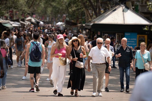 Archivo - Un grup de persones a la Rambla de Barcelona