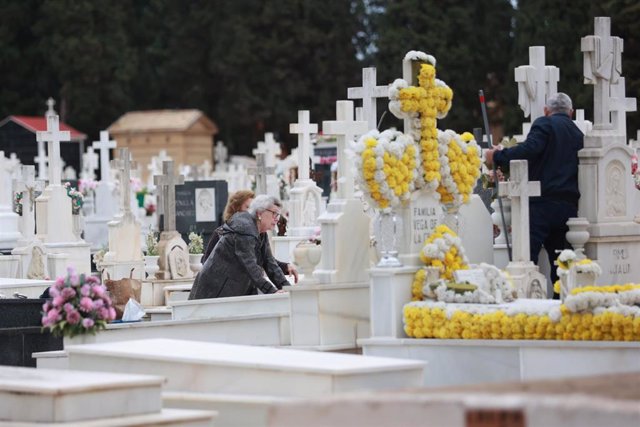 El cementerio sevillano de San Fernando, cerrado por el temporal de viento el Día de los Difuntos